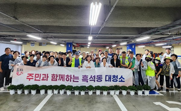 나경원 국회의원이 추석 명절을 앞두고 흑석동, 사당동, 상도동 ‘추석맞이 주민 대청소’ 행사에 참석해 주민들과 함께한 모습. [국민의힘 동작을 당원협의회 제공]