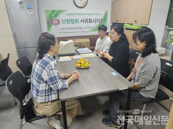 제주 서귀포제일교회(위임목사 배성열)내에 콩깍지 카페에서 한국신장장애인협회제주협회서귀포시지부 (지부장 한명이)에게 신장장애인을 위한 사랑의 후원금 전달식을 진행했다고 13일 밝혔다. 