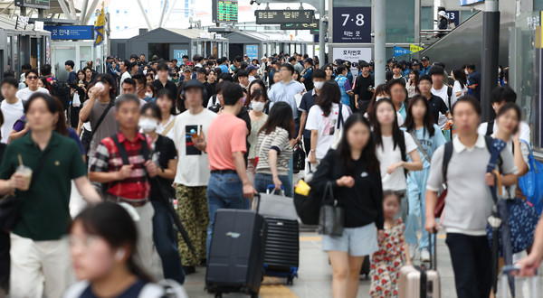 추석 연휴를 앞둔 13일 오전 서울역에서 귀성길에 오른 시민들이 열차에 탑승하기 위해 걸어가고 있다.