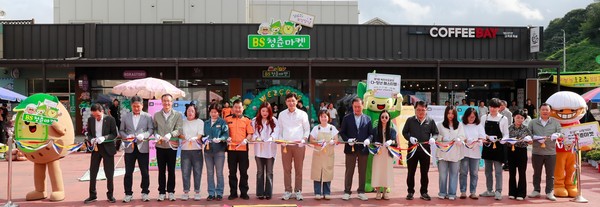 BS청춘마켓 개장식을 맞이하여 김철우 군수 와 BS청춘마켓 청년 창업자들이 축하 테이프 커팅식을 진행하고 있다. [보성군 제공]