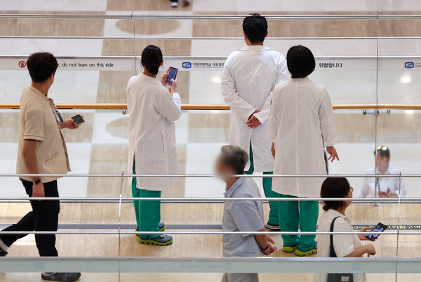 서울 시내 한 대형병원에서 의료진이 병원 로비를 바라보고 있다. [연합뉴스]