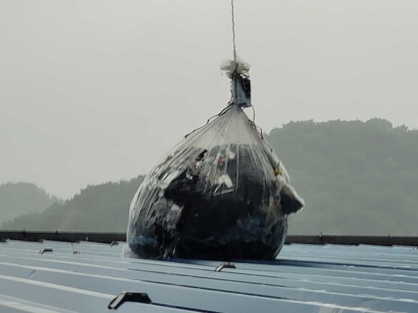 6일 오전 강원 원주시 문막읍 동화리 한 건물 옥상에 북한이 살포한 것으로 추정되는 오물 풍선이 놓여 있다. [강원특별자치도소방본부 제공]