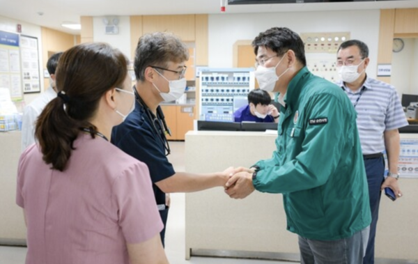 노관규 순천시장이 성가롤로병원을 방문하여 의료진을 격려하고 응급진료에 최선을 다해 주시길 당부했다. [순천시 제공]