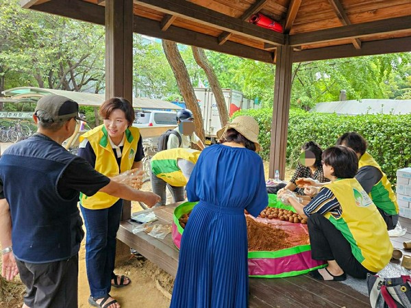 시민들과 함께 황토와 EM 발효액으로 흙공을 만드는 모습. [신천지자원봉사단 남동지부 제공]