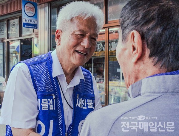 곡성군 옥과 전통시장에서 유세 중인 이성로 후보.