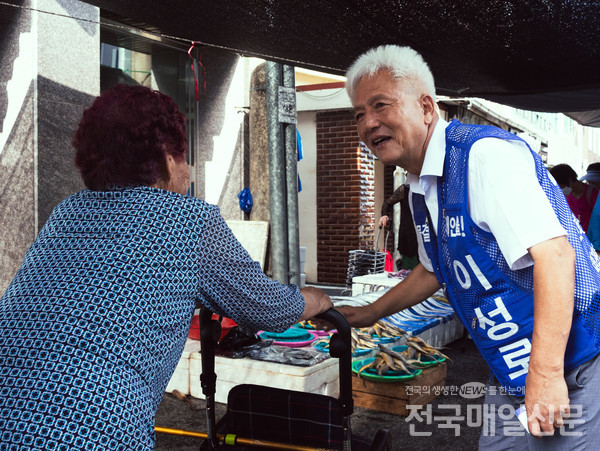 곡성군 옥과 전통시장에서 유세 중인 이성로 후보.