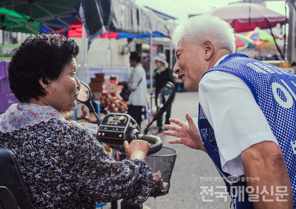 곡성군 옥과 전통시장에서 유세 중인 이성로 후보.