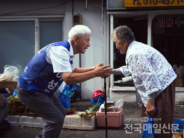 곡성군 옥과 전통시장에서 유세 중인 이성로 후보.