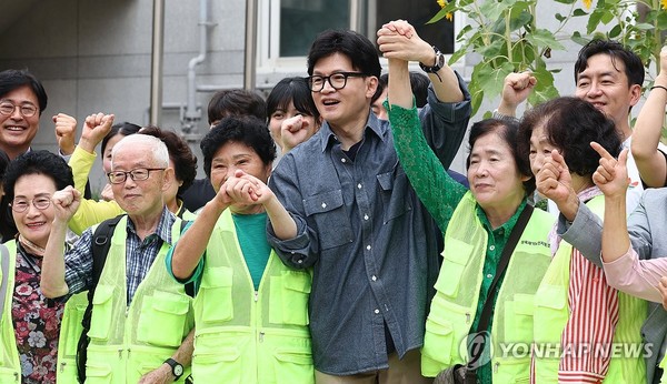 국민의힘 한동훈 대표가 지난 13일 오전 서울 관악구의 한 보육원에서 추석맞이 사랑의 도시락 나눔 봉사활동에 앞서 참석자들과 기념촬영을 하고 있다. [연합뉴스]