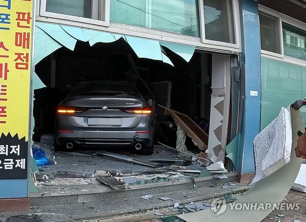 17일 충남 서산시 한 한의원 건물로 승용차가 돌진해 있다. [연합뉴스]