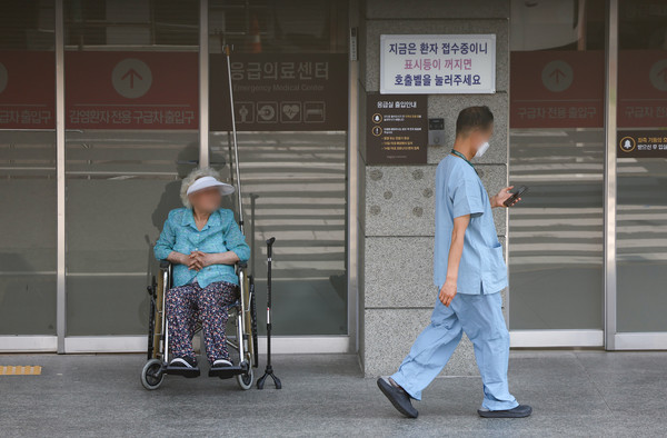 서울 양천구 이화여자대학교 목동병원에서 한 환자가 응급의료센터 인근에서 대기하고 있다. [연합뉴스] 