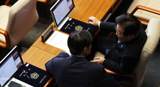 더불어민주당 이재명, 조국혁신당 조국 대표(왼쪽)가 지난 2일 오후 서울 여의도 국회 본회의장에서 열린 제22대 국회 개원식 겸 제418회국회(정기회) 개회식에 참석해 대화하고 있다. [연합뉴스]