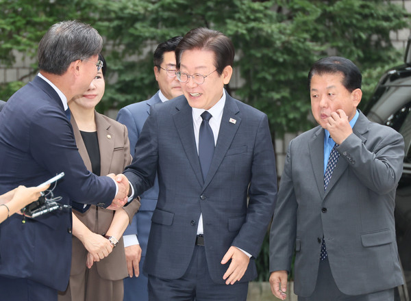 '김문기·백현동 의혹' 관련 허위 발언 혐의로 기소된 더불어민주당 이재명 대표가 20일 서울 서초구 서울중앙지법에서 열리는 공직선거법 위반 1심 결심 공판에 출석하기 위해 법원 청사에 도착, 박찬대 원내대표와 김병주·전현희 최고위원 등 의원들과 인사를 나누고 있다. [연합뉴스] 