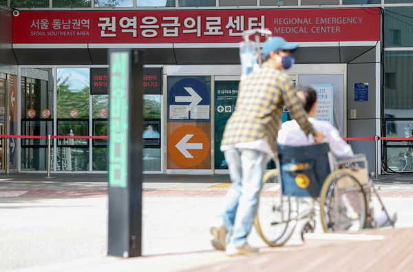 지난 22일 오전 서울 시내 한 대형병원 권역응급의료센터 인근에서 한 환자가 이동하고 있다. [연합뉴스]