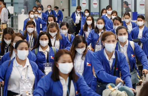 외국인 가사관리사 시범사업에 참여할 필리핀 노동자들이 지난 8월 6일 인천국제공항을 통해 입국하고 있다. [연합뉴스]