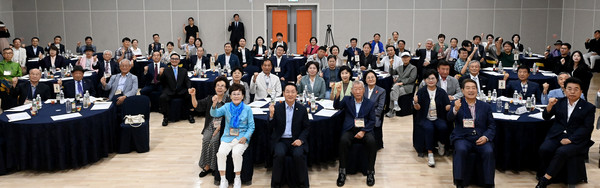 유정복 인천시장은 23일 중구 상상플랫폼에서 역대 시의원, 군수·구청장, 군·구의원들을 초청해 열린 ‘시민행복 체감정책 소통·협력 시정간담회’에서 기념촬영을 하고 있다. [인천시 제공]