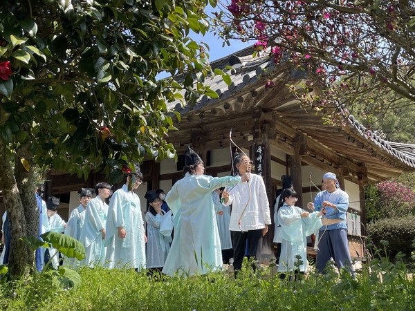 지난 5월 월봉서원 ‘선비의 하루’ 프로그램 중 향사례(활쏘기) 체험을 진행했다. [광주 광산구 제공]