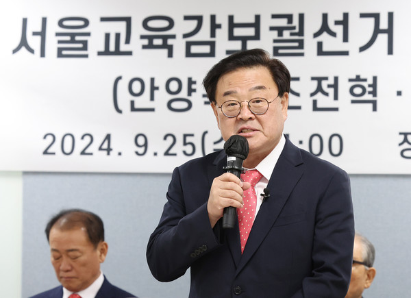 10월 16일 서울시교육감 보궐선거에 중도우파 단일 후보로 추대된 조전혁 전 한나라당 의원이 25일 오전 서울 여의도 산림비전센터에서 열린 서울시교육감중도우파후보단일화통합대책위원회(통대위) 기자회견에서 소감과 포부를 밝히고 있다. 통대위는 조 전 의원, 안양옥 전 한국교원단체총연합회 회장, 홍후조 고려대 교육학과 교수 등 3명에 대해 지난 21일 여론조사를 실시했으며, 그 결과 조 후보가 최종 후보로 추대됐다고 밝혔다. [연합뉴스]