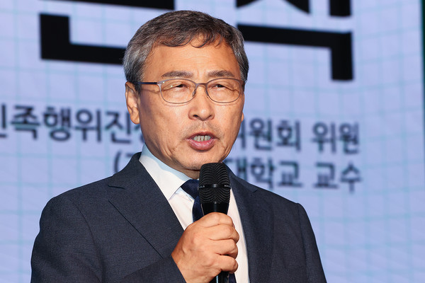 25일 오후 서울 마포구 가온스테이지에서 열린 2024서울민주진보교육감추진위원회(추진위) 기자회견에서 서울시교육감 보궐선거 진보진영 단일화 후보로 확정된 정근식 서울대 명예교수가 소감을 말하고 있다. [연합뉴스]