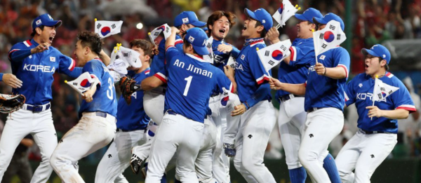 28일 인천 문학구장에서 열린 2014 인천 아시안게임 야구 결승전 한국과 대만의 경기에서 6-3으로 승리, 금메달을 획득한 한국 선수들이 기뻐하고 있다. [연합뉴스]