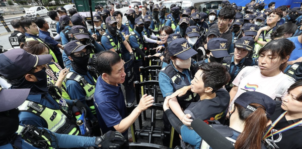 28일 대구 중구 반월당사거리인근 달구벌대로에서 '제16회 대구퀴어문화축제'개최를 앞두고 퀴어축제조직위원회 측과 경찰이 집회 장소 범위를 두고 대치하고 있다. [연합뉴스]