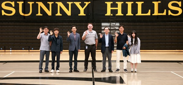 충남 보령교육지원청은 최근 (미국, 현지시각) 국제교류 교육사업 추진을 위한 미국 현지 방문단과 함께 캘리포니아주 플러턴시에 위치한 Sunny Hills 고등학교를 방문, 학생들의 다양한 교육 활동과 각종 교육 시설을 살폈다고 29일 밝혔다. [보령교육지원청 제공] 