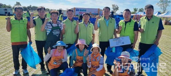 축제장 등 주변 정리에 나선 대신라이온스클럽 및 도민회원들.