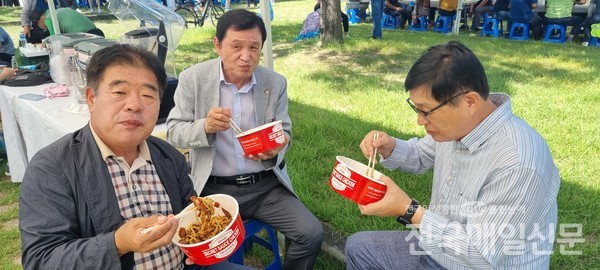 자장 나눔에 동참한 윤희정(좌측) 회장과 일행.