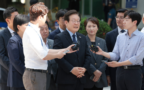 = 더불어민주당 이재명 대표가 30일 오후 서울 서초구 서울중앙지법에서 열린 위증교사 혐의 관련 1심 결심공판에 출석하며 취재진 질문에 답하고 있다. [연합뉴스] 