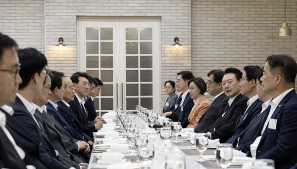 윤석열 대통령이 2일 서울 용산 대통령실 앞 파인그라스에서 열린 국민의힘 원내지도부 초청 만찬에서 참석 의원들과 대화를 나누고 있다. [대통령실 제공] 