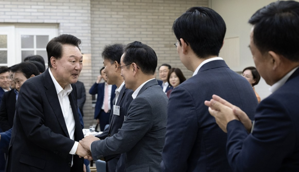 윤석열 대통령이 2일 서울 용산 대통령실 앞 파인그라스에서 열린 국민의힘 원내지도부 초청 만찬에서 참석자들과 인사하고 있다. [대통령실 제공] 