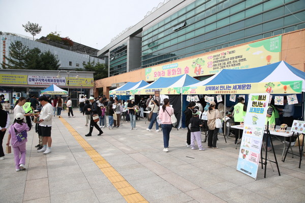 ‘2023 강북 책문화 축제’가 방문객들로 북적이고 있다.[ 강북구 제공]