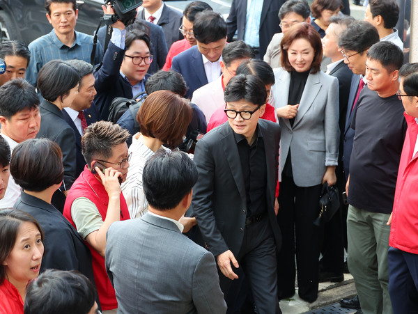 사진은 한동훈 국민의힘 대표가 지난달 27일 부산 금정구 옛 침례병원에 들어서고 있는 모습. 한 대표는 5일에도 10·16 기초단체장 재보궐선거 지역인 부산 금정구를 찾아 윤일현 부산 금정구청장 후보 지지를 호소했다. [연합뉴스] 