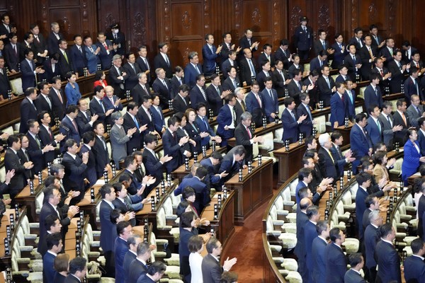 9일 일본 중의원(하원)에서 열린 임시 국회에서 의원들이 두 하원 중 더 강력한 하원을 해산한 후 박수를 치고 있다. [AP=연합뉴스]