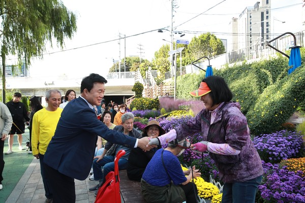 신원시장 달빛축제 국화꽃 정원에서 참여 주민과 인사 나누고 있는 박준회 관악구청장. [관악구 제공]