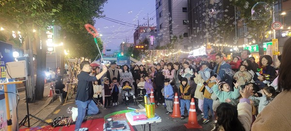 지난해 낙성대 골목상권 축제를 즐기고 있는 주민들. [관악구 제공]