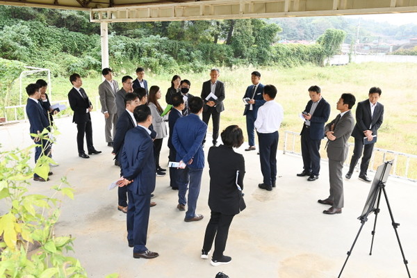 조용익 부천시장이 작동 군부대 이전부지 현장에 방문해 시설현황과 추진 경위에 대한 브리핑을 듣고 있다.[부천시 제공]