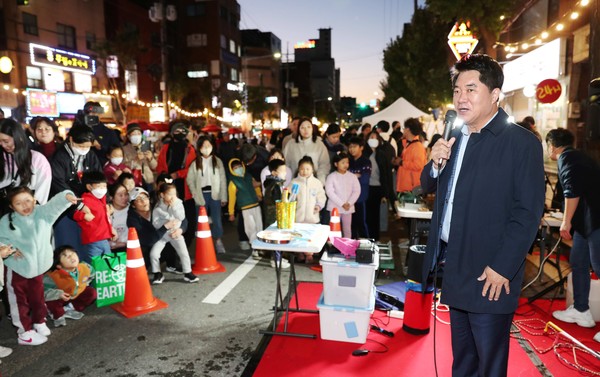 지난해 개최된 낙낙별길에서 인사를 나누는 박준희 관악구청장. [관악구 제공]