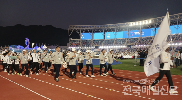 종합우승 3연패를 향해 위풍당당하게 입장하는 경기도선수단.