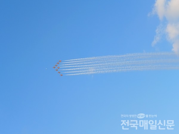 대한민국 공군 최강 블랙이글스의 축하 비행.