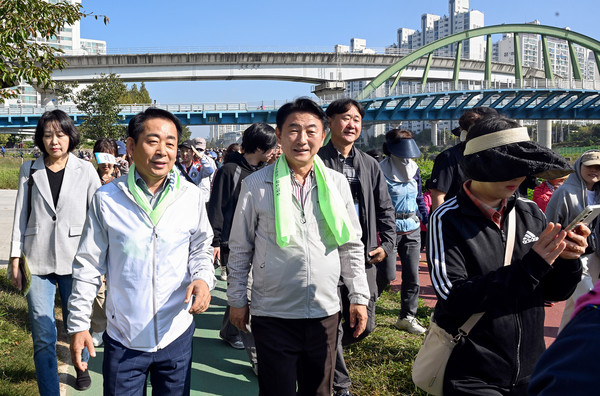 김동근 시장이 10월 12일‘2024 한마음건강걷기대회’에 참석해 참가자들과 걷고 있다. [의정부시 제공] 