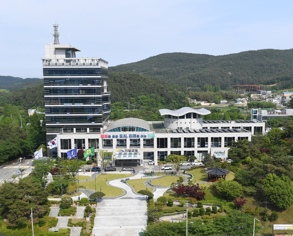 부산 기장군이 생활임금 시급을 11,576원으로 결정했다. 사진은 기장군청 전경사진. [부산 기장군 제공]