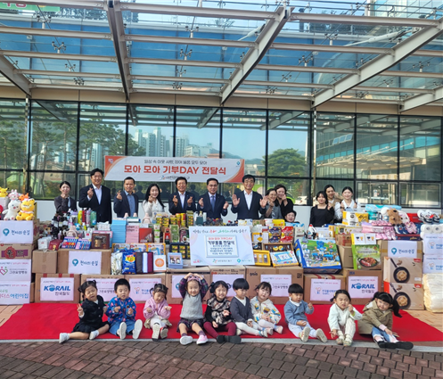 한국폴리텍IV대학 대전캠퍼스는 식료품과 생필품 등 기부 물품을 모아 어려운 이웃에게 기부하는 대전 동구청 하반기 ‘모아 모아 기부DAY’ 전달식에 참여했다. [한국폴리텍IV대학 대전캠퍼스 제공]