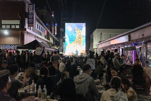 세종특별자치시 조치원역 광장과 청과거리 일원에서 최근 열린 ‘술술축제’에 양조시음을 위해 성인인증을 완료한 2,000명을 포함 누적 4,000여 명의 방문객이 다녀간 것으로 나타났다. [세종특별자치시 제공] 