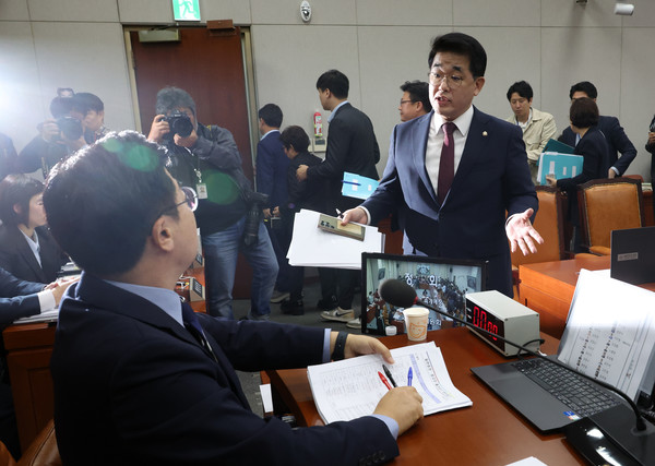 16일 국회에서 열린 운영위원회 전체회의. 국민의힘 간사인 배준영 의원 등이 증인 채택과 관련해 위원장인 더불어민주당 박찬대 원내대표에게 항의하고 있다. [연합뉴스]