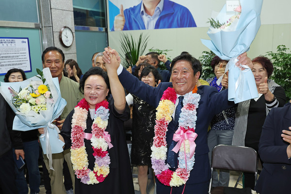 10·16 재보궐선거가 치러진 16일 오후 전남 곡성군 곡성읍 선거사무실에서 더불어민주당 조상래 후보가 당선 소식을 듣고 기뻐하고 있다. [연합뉴스]