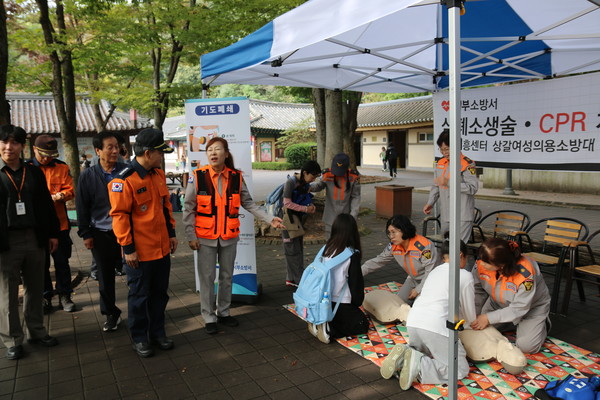 경기 용인서부소방서는 가족나들이 최적기인 가을철을 맞아 다양한 소방안전테마 형식의 체험한마당을 운영했다고 17일 밝혔다. [용인서부소방서 제공] 