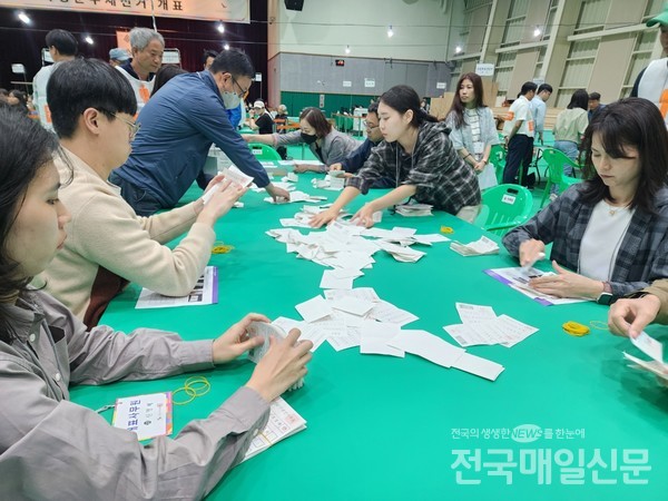 전남 곡성군수 재선거 개표현장.