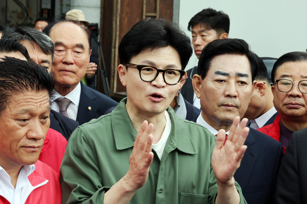 국민의힘 한동훈 대표가 지난 18일 오전 전남 곡성기차마을전통시장에서 상인들과 만나 10·16 재보궐선거 곡성군수 재선거 최봉의 후보의 낙선 인사를 하고 있다. [연합뉴스]