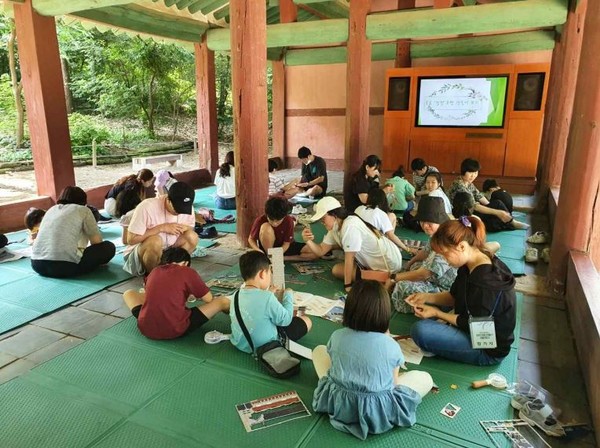 2023년 ‘해설과 함께하는 정전 모형 만들기’ 체험 모습. [국가유산청 제공]